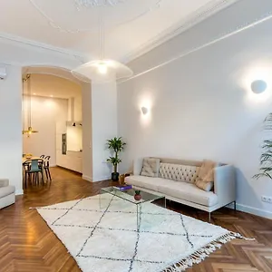 designer-2-bedroom-apt-basilica-2-min-walk.inbudapesthotels.com/